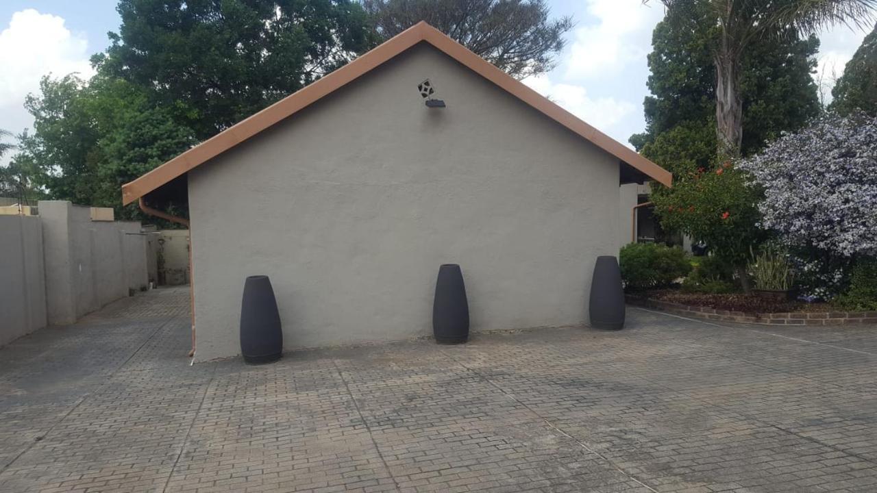 Self-Catering 1Bedr Cottage In Sandton With Free Wifi Johannesburg Exterior photo